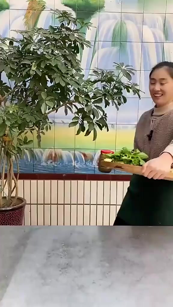 给家人做热乎乎的麻辣烫，配上灵魂酱汁，太好吃了