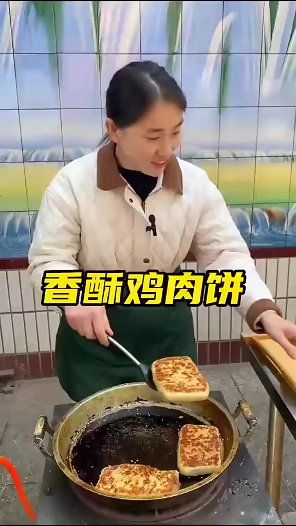 不用和面，很简单的方法就能做出爆汁酥脆的鸡肉饼