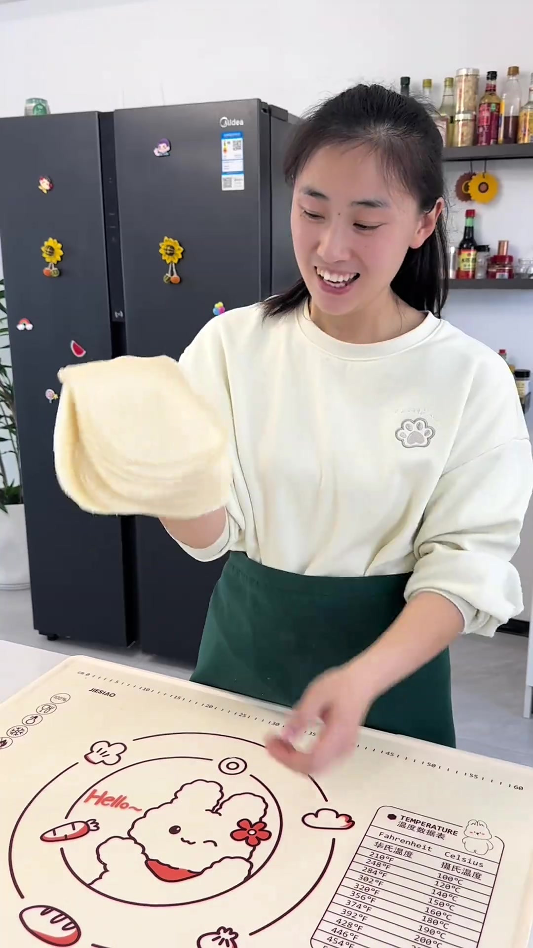 春饼张张层薄如纸，抹点酱配上烤鸭也很好吃