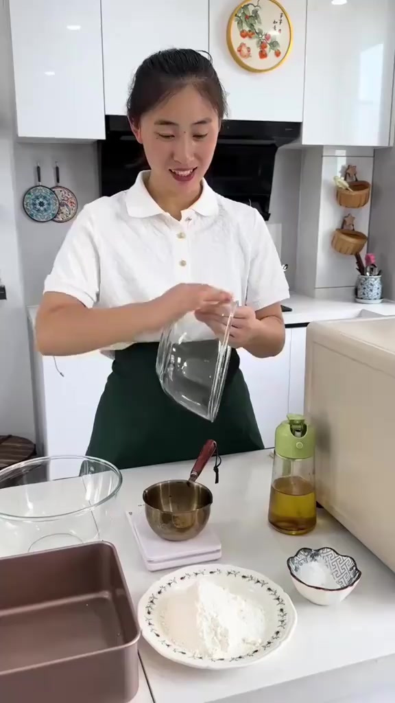 第一次拿烤箱做蛋糕，没想到还挺成功，信心大增