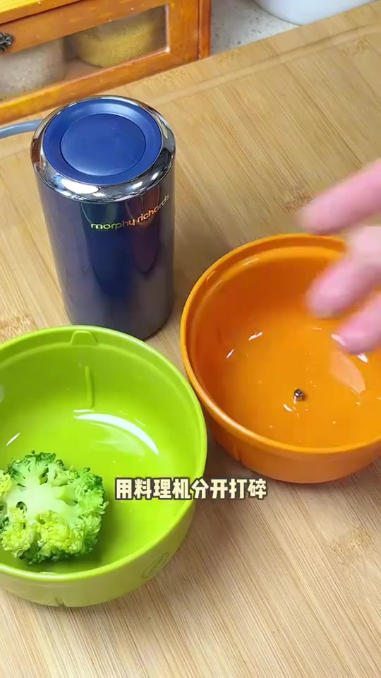 宝宝多吃鳕鱼好处多多,做成这样可爱的“小金鱼”馄饨
