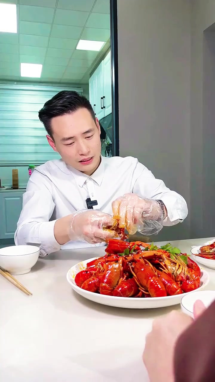 麻辣小龙虾加上方便面，简直是绝配