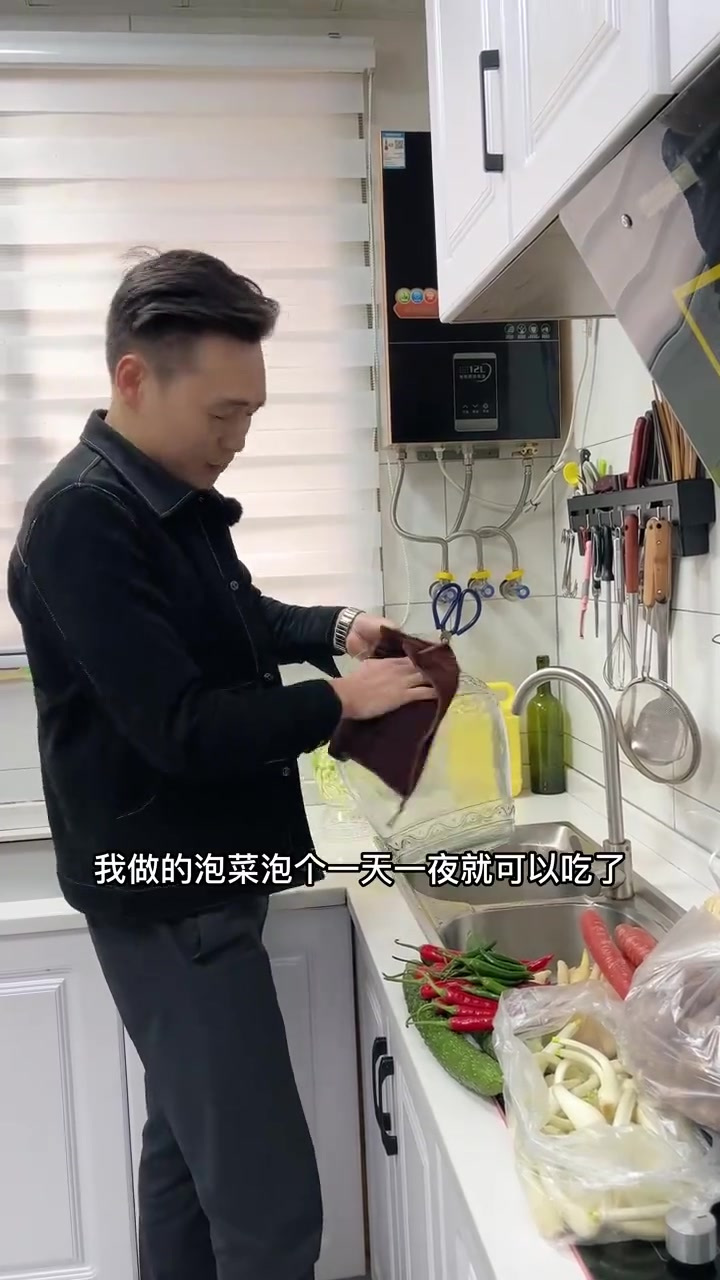 邻居送的坛子我拿来做了四川泡菜