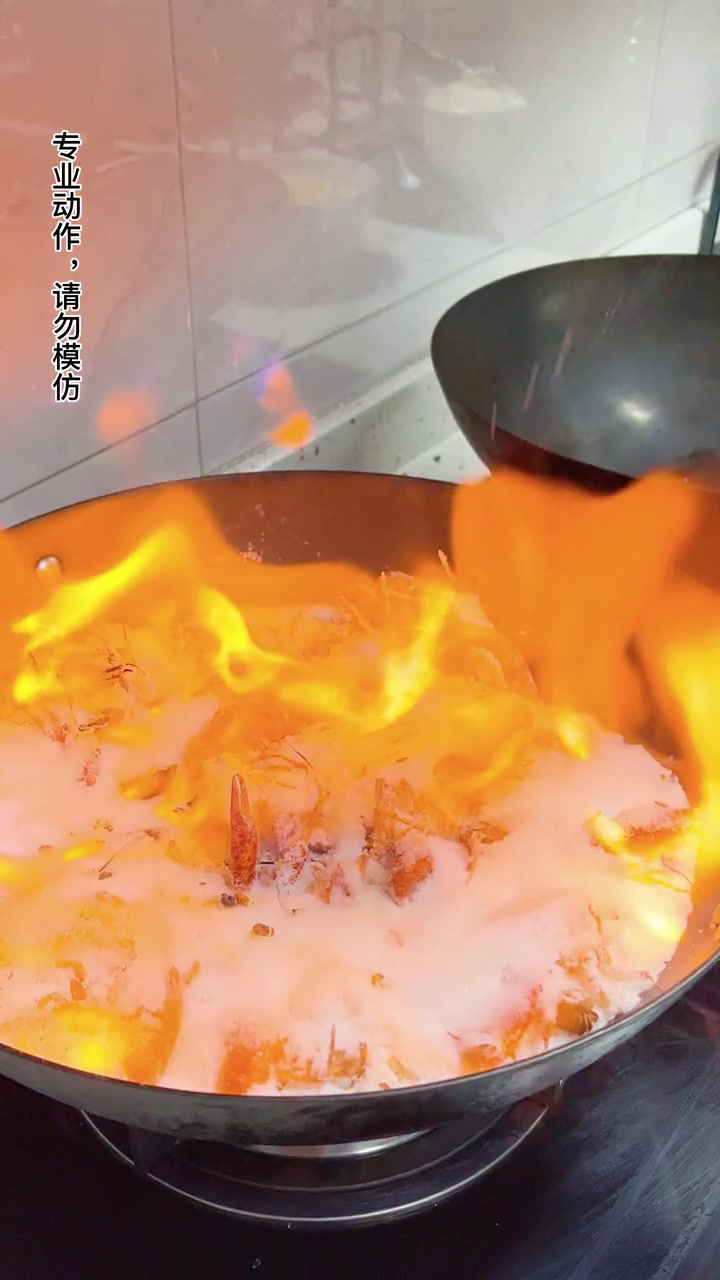 正是吃小龙虾的时候，今天买了十斤小龙虾做了蒜蓉小龙虾