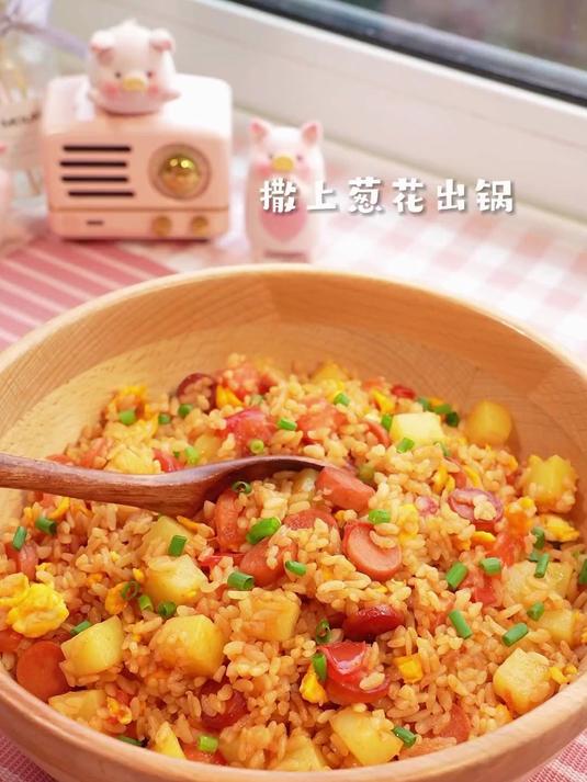 当然要来一份番茄火腿蛋炒饭啦