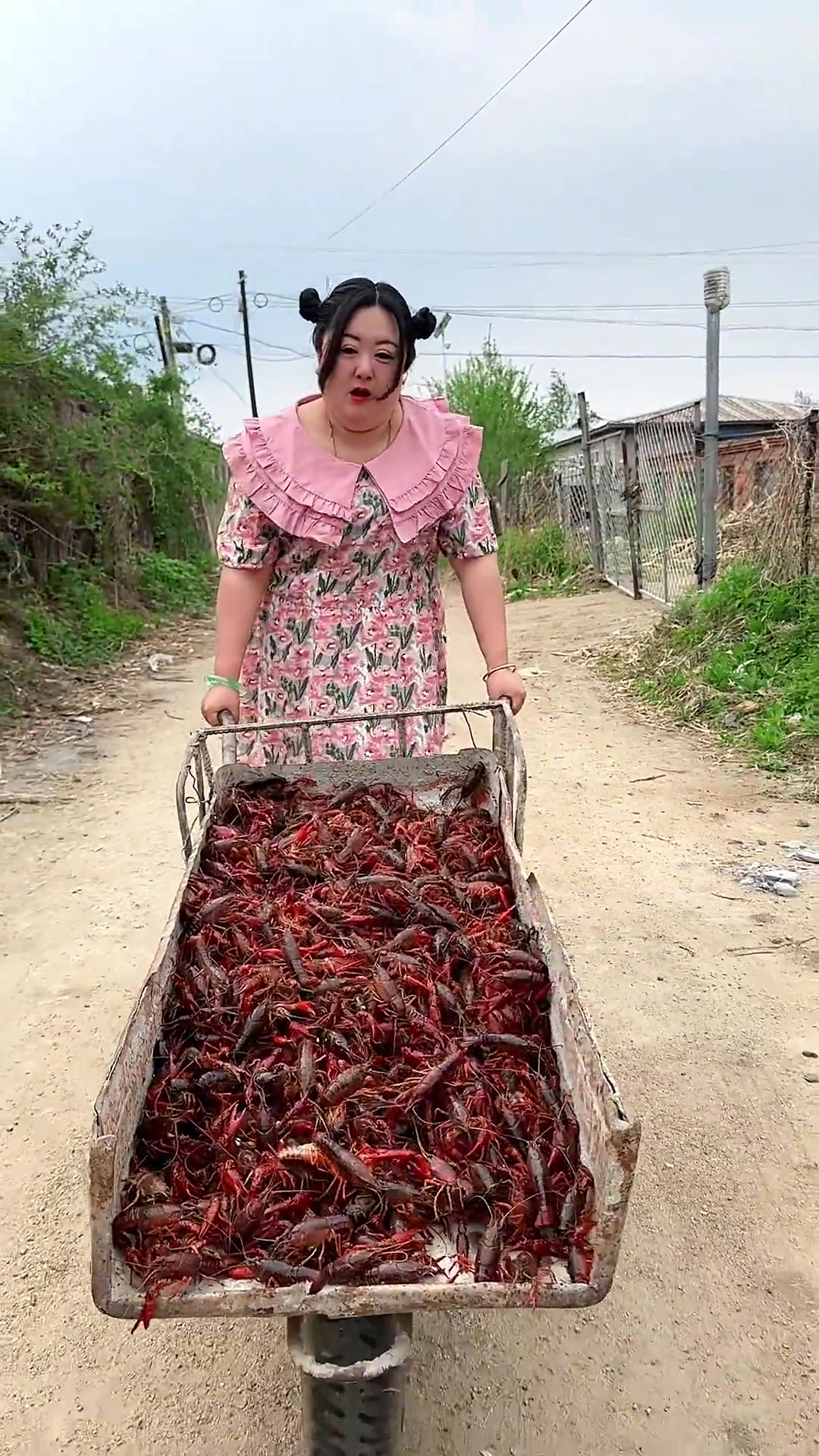 小龙虾包子，农村美食，谁懂这一口的好吃程度