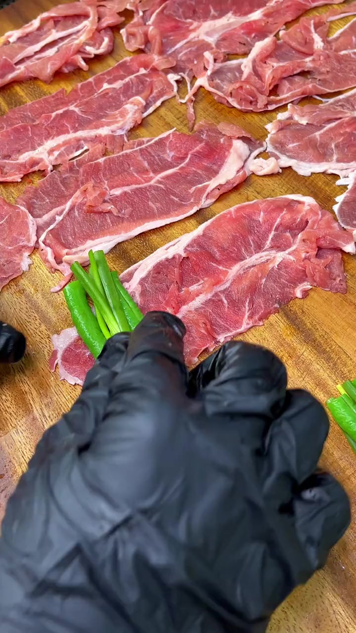 看起来像功夫菜的泰国红咖喱牛肉葱卷，做起来只要八分钟