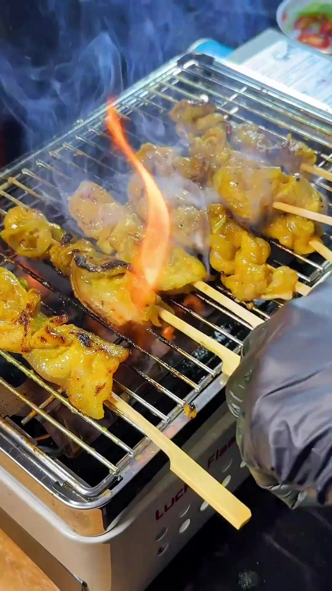 看完这个视频，我觉得你再也不会去泰国餐馆点沙爹烤肉串了