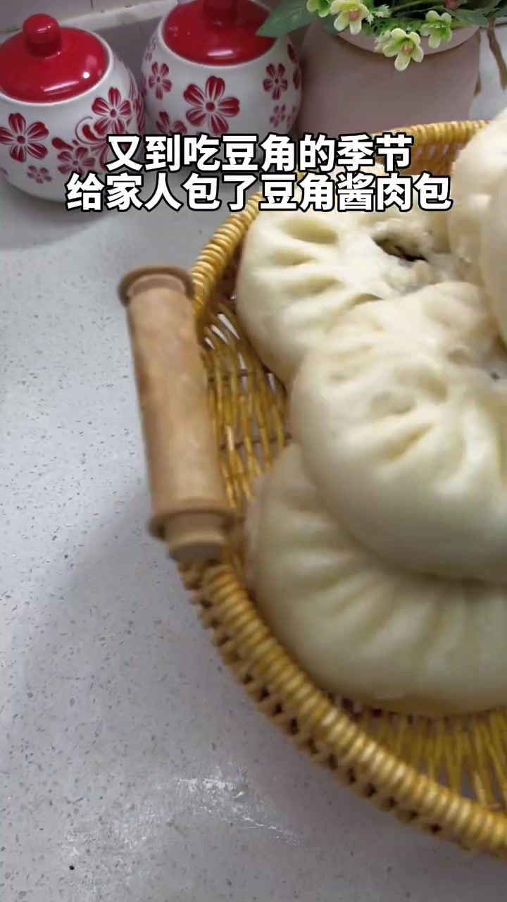 又到吃豆角的季节,一定要试试这个豆角酱肉包子