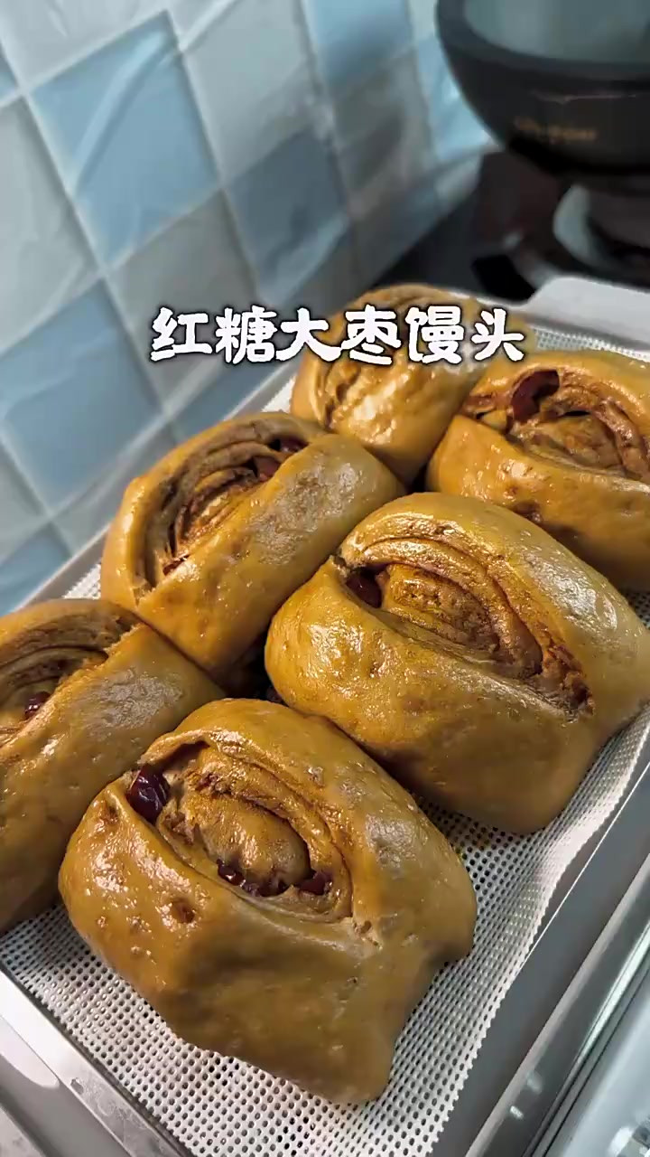 今天蒸了锅红糖大枣馒头,蓬松暄软,枣香浓郁,比面包都好吃