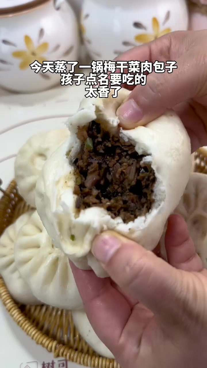 今天包了百吃不厌的梅干菜肉包子,蓬松暄软,太香了