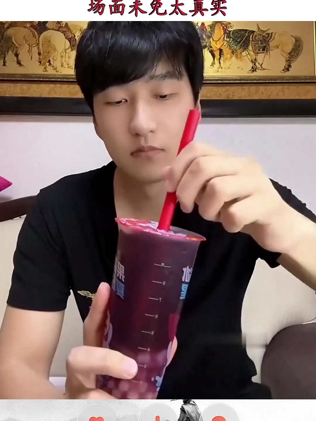 男生喝奶茶真实一幕,插上吸管秒喝光,场面未免太真实!