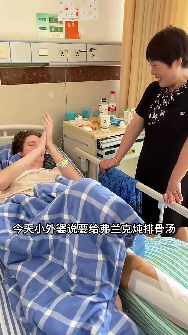 今天小外婆去菜市场买了菜,打算给父子俩做点好吃的