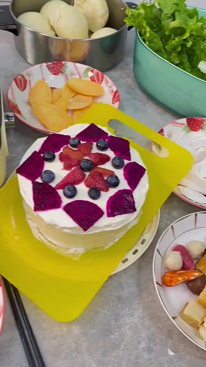 结婚纪念日,涮火锅,自己还做了奶油蛋糕