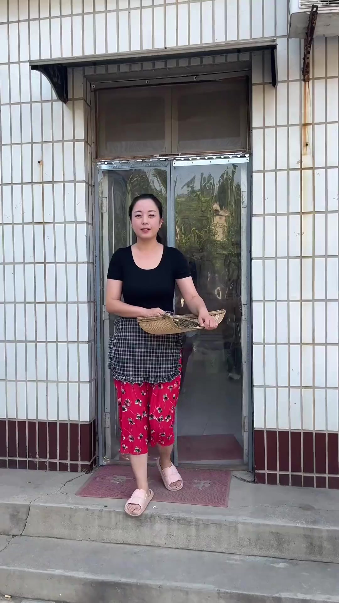 翻箱倒柜找出去年的干马生菜,做一锅香喷喷的大肉包子