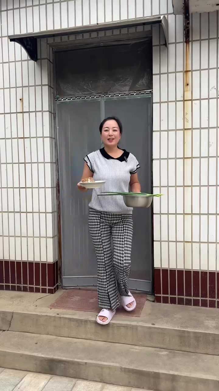 今天用腊肉做一锅梅干菜肉包子，满园飘香，酱香味十足