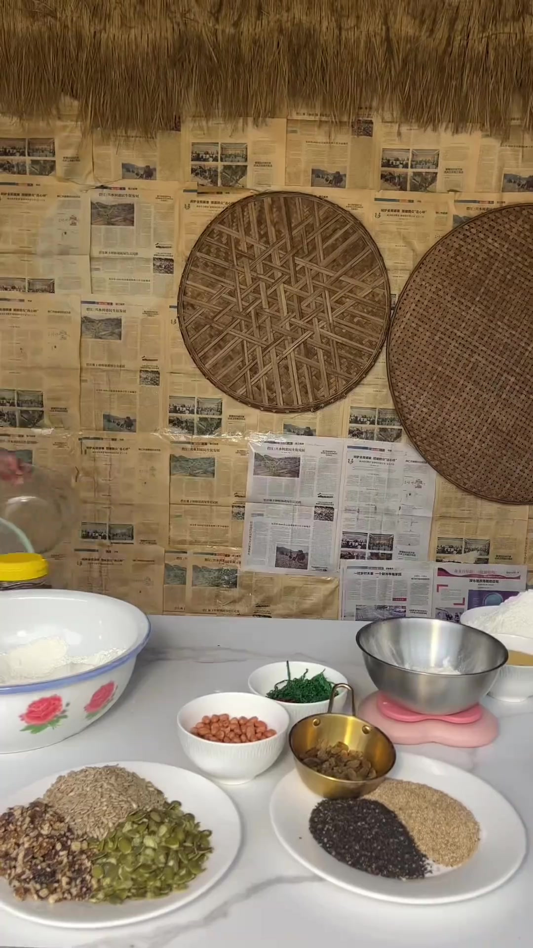 用传统手艺制作老式五仁月饼，提前祝大家健康快乐