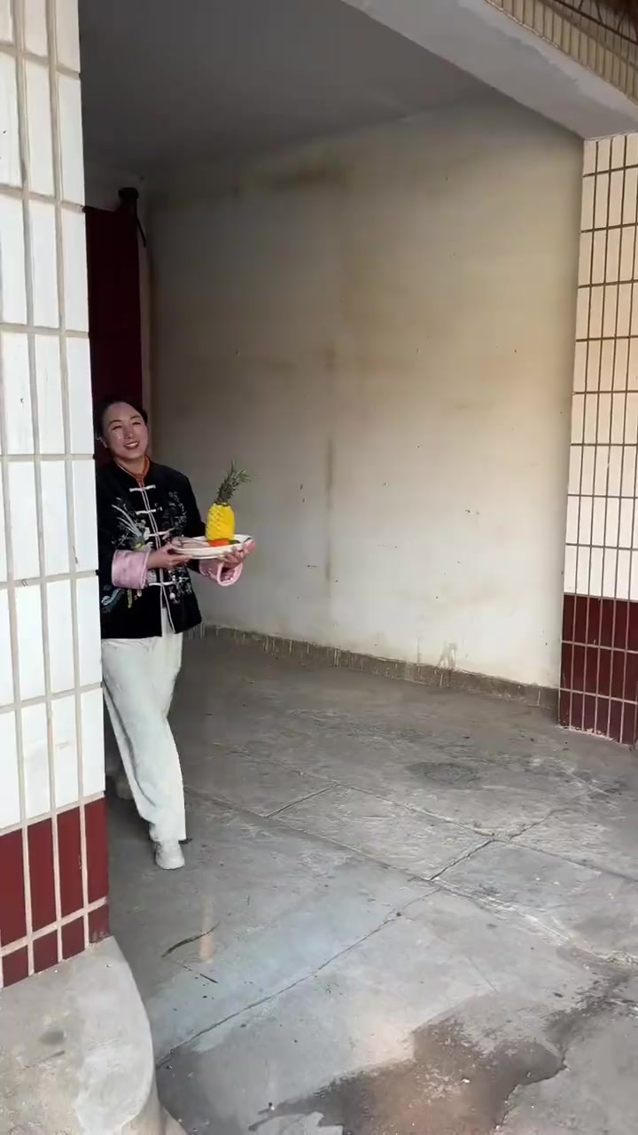 今天第一道菜是菠萝鸡块,小朋友们都爱吃