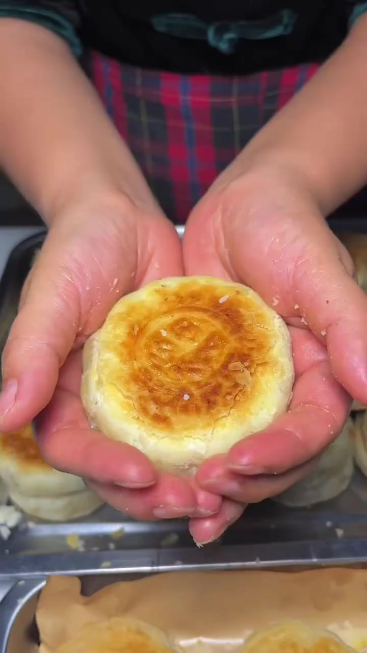 传统的老式酥皮月饼，来喽，层层起酥，口口掉渣，满口喷香