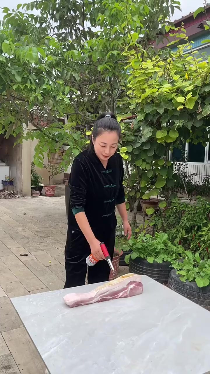 餐桌上怎么能少的了梅干菜扣肉，肥而不腻，软烂入味