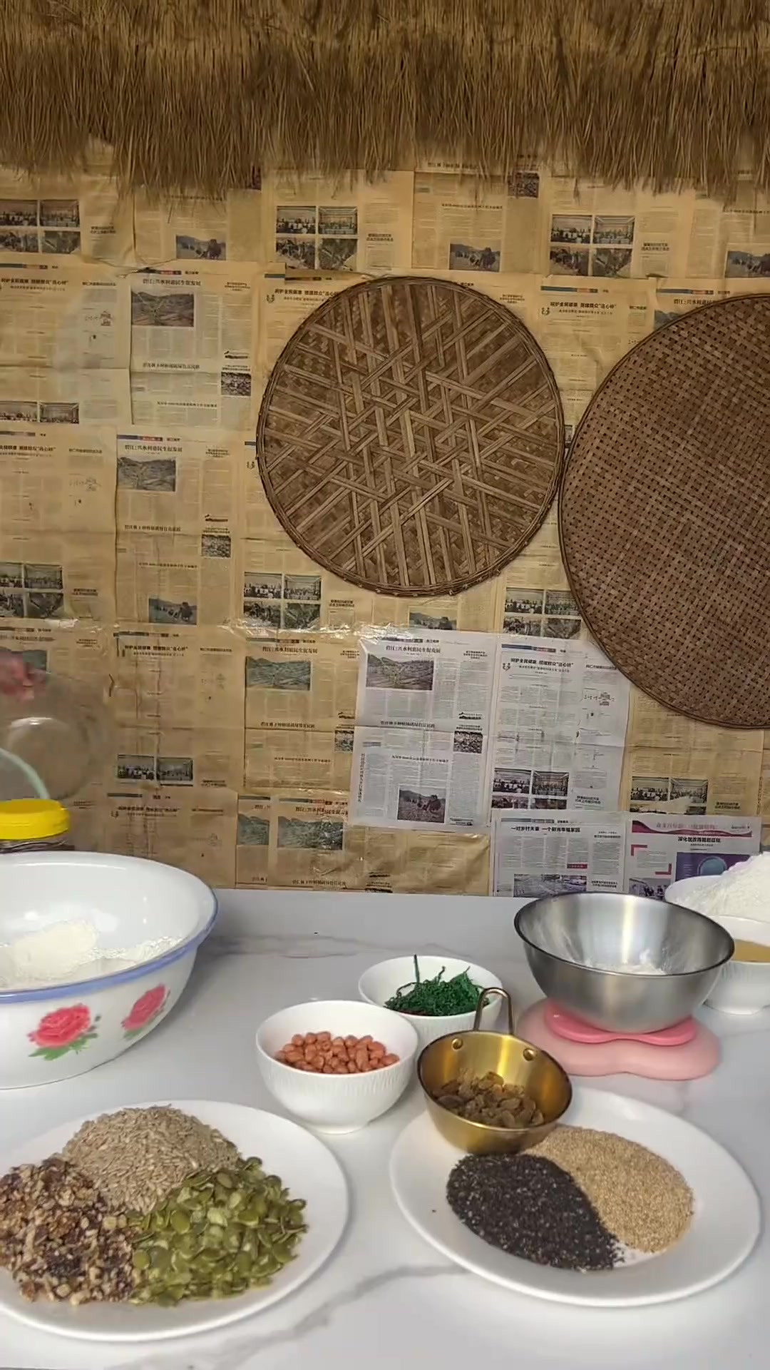 用传统手艺制作老式五仁月饼,提前祝大家健康快乐