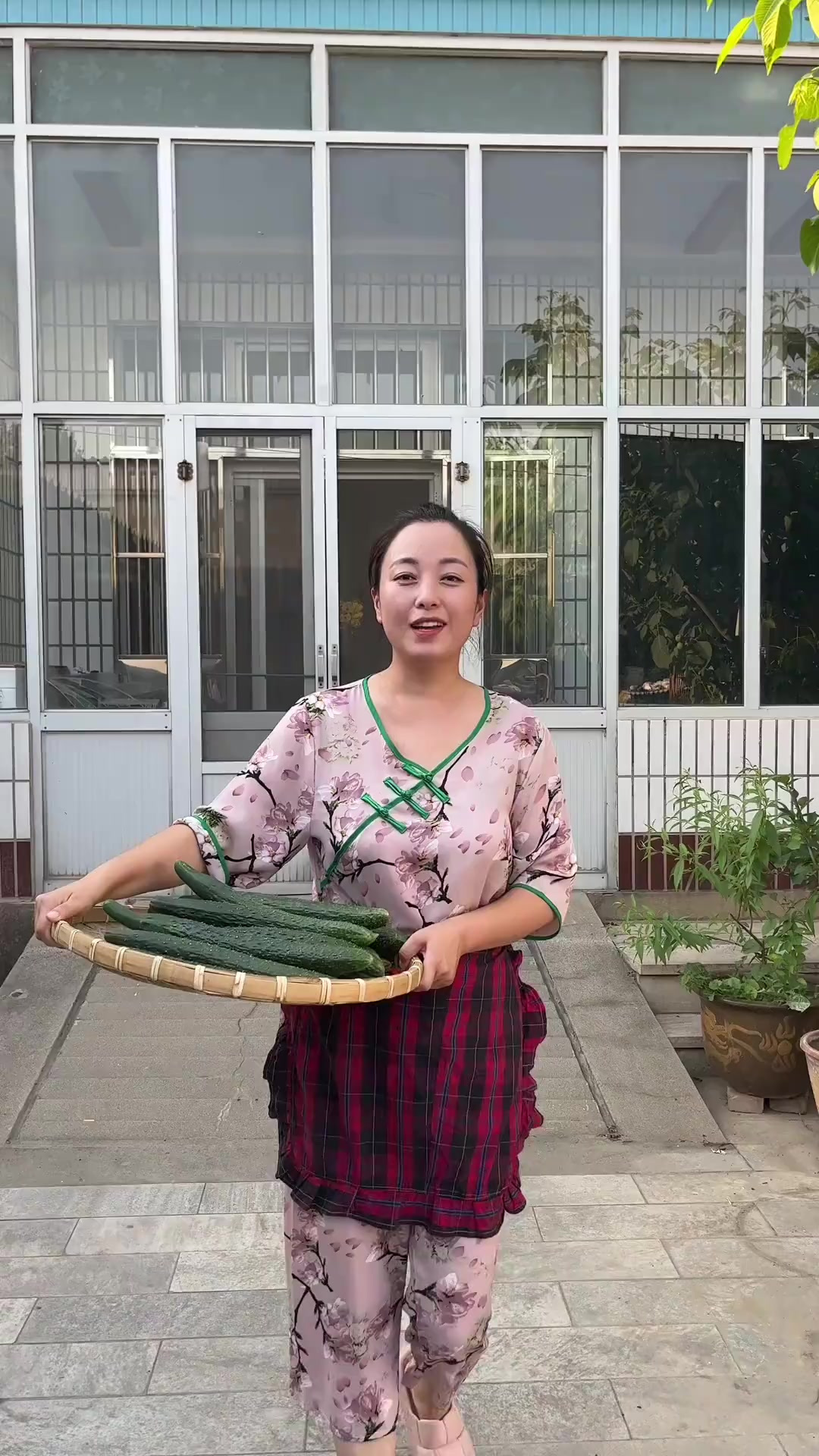 天气太热啦，热的我们都不想吃饭，那就做一些蓑衣黄瓜