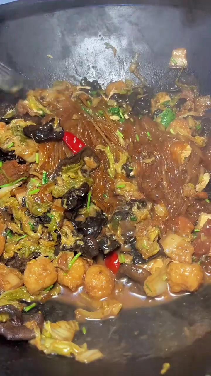 现在最适合吃大锅菜贴饼子啦
