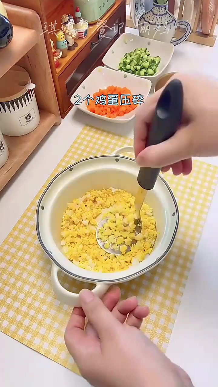 今天做了简单极致的鸡蛋沙拉酱三明治～