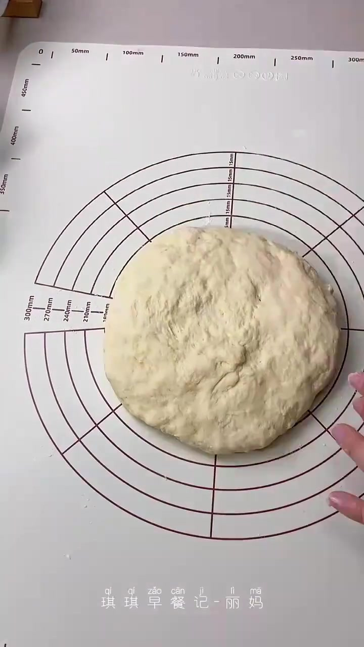 今天做了蓬松柔软的椰蓉面包～