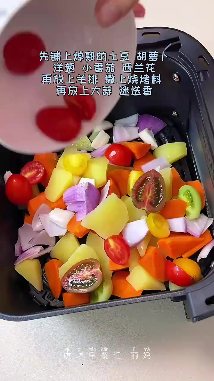 今天做了两兄妹喜欢的羊排和意面～油滋滋香喷喷的