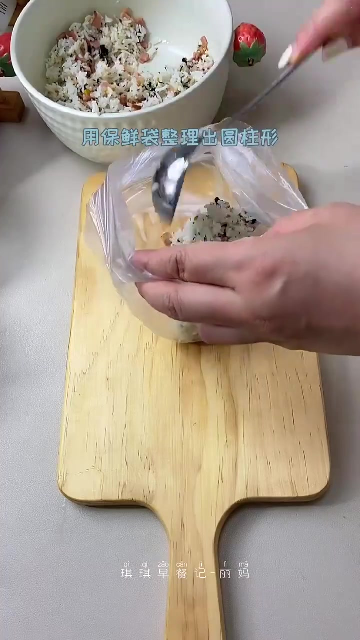 今天做了可爱的迷你小汉堡包串～还有鸡蛋包饭卷