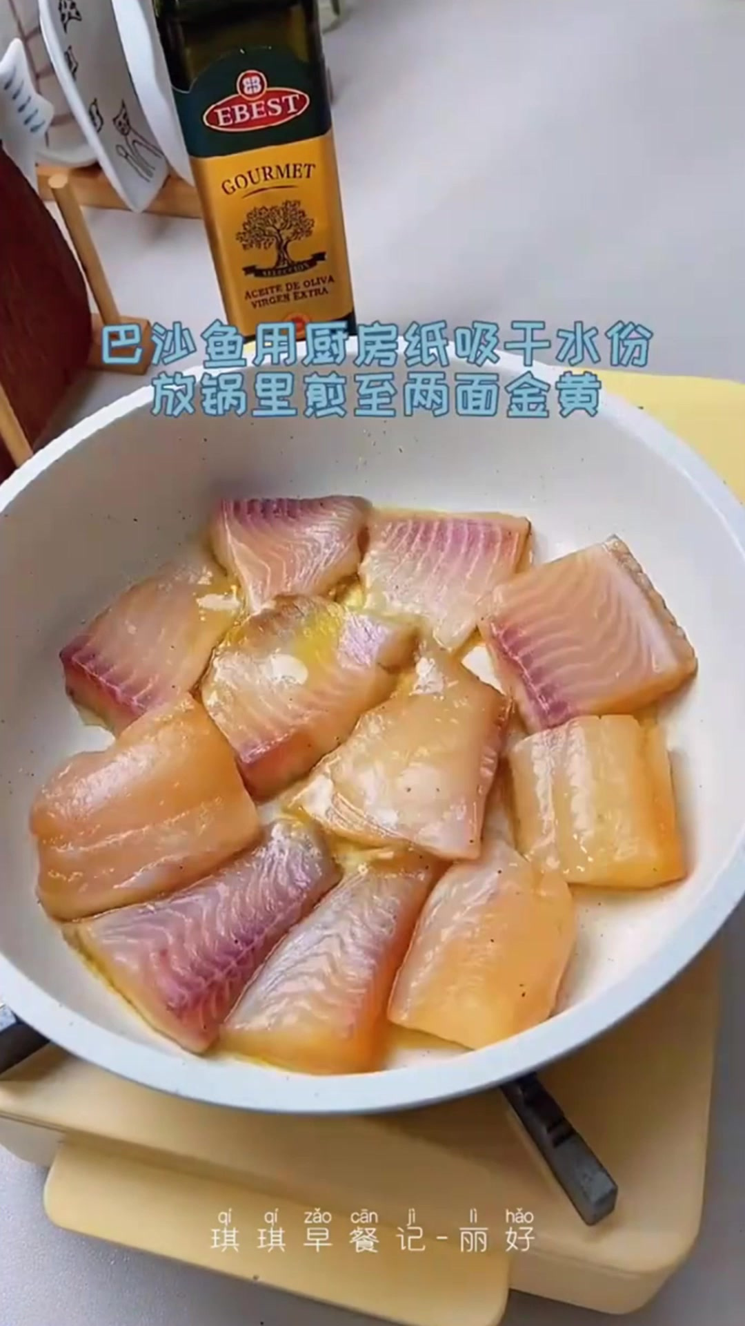 今天做了柠檬香煎巴沙鱼,鲜嫩入味又好吃～