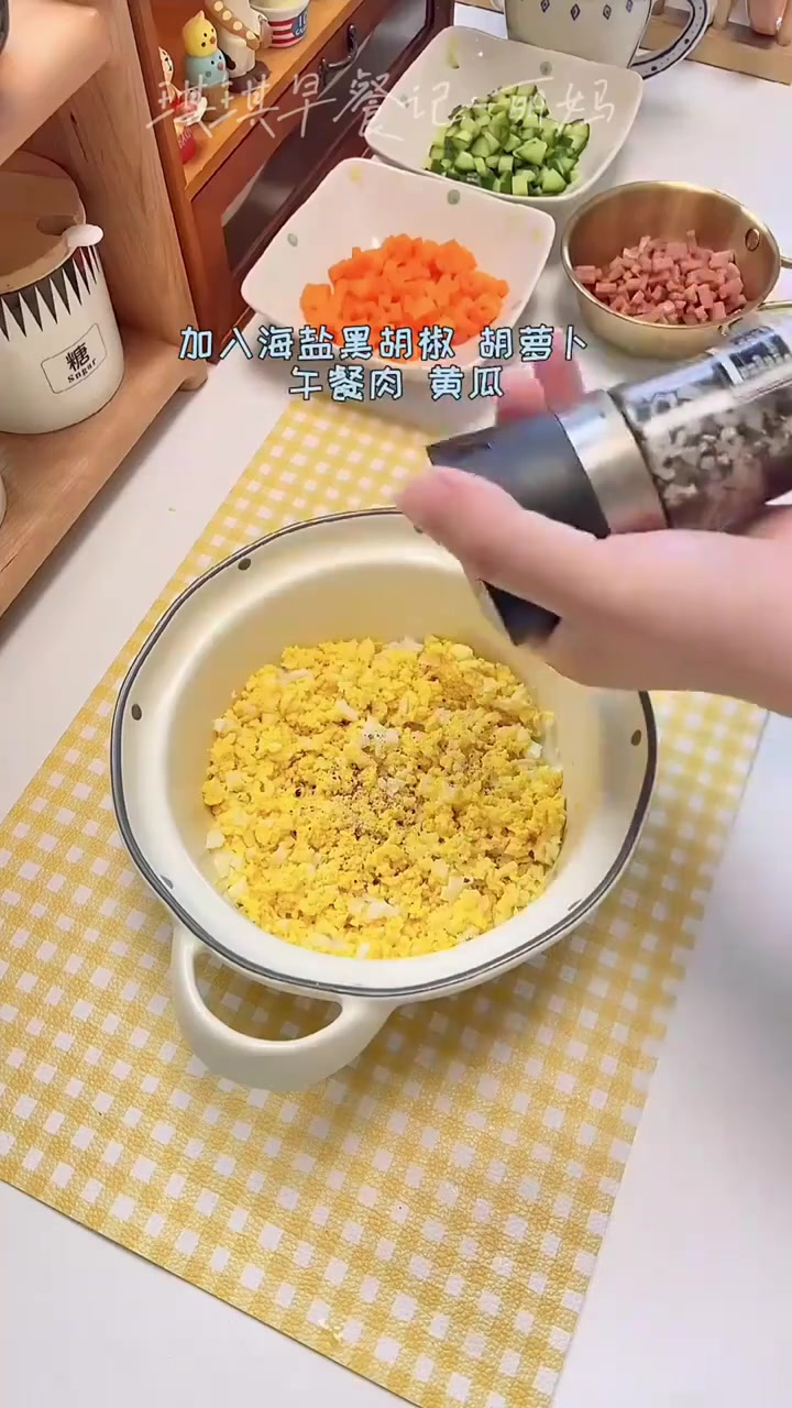 今天做了简单极致的鸡蛋沙拉酱三明治～
