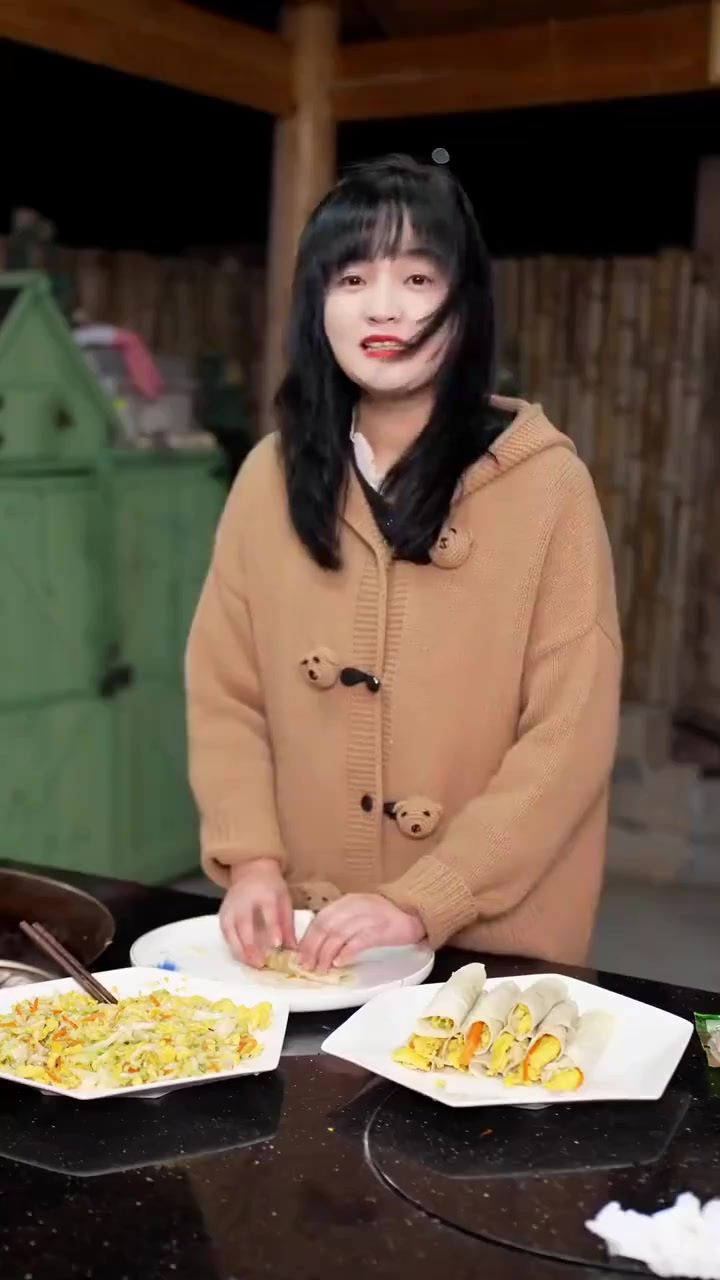 早餐不知道给孩子做什么吃的，可以试试这道鸡蛋蔬菜春卷