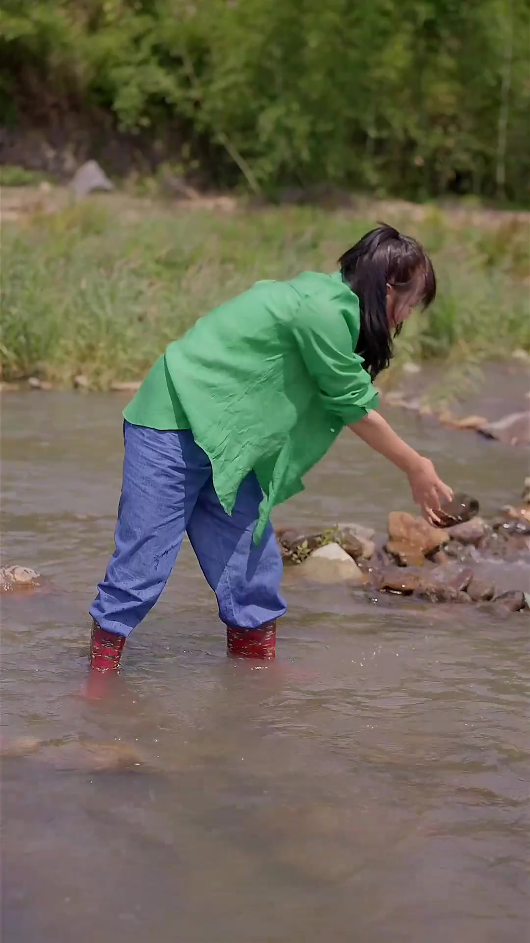 小时候的唯一乐趣，就是小溪里抓鱼。带大家感受下抓鱼的快乐