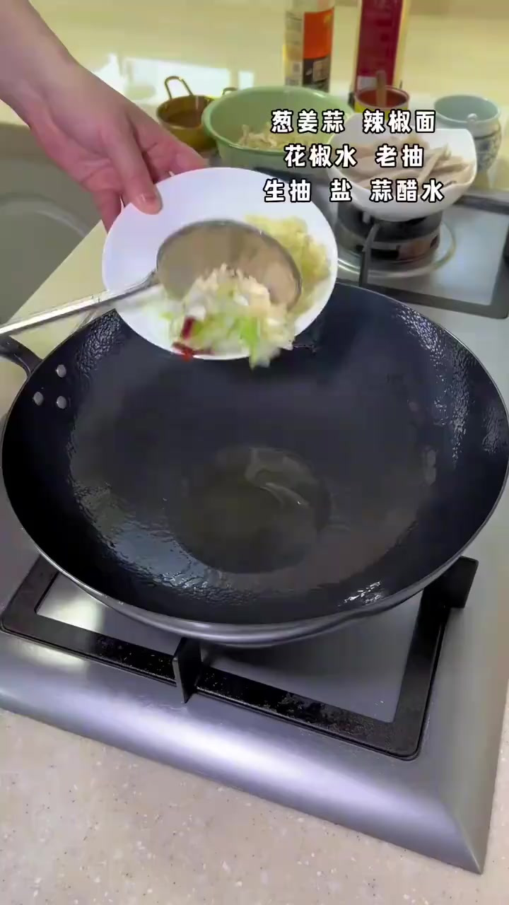 一位优雅帅气的离石后生,正在享用着他的午餐炒碗团