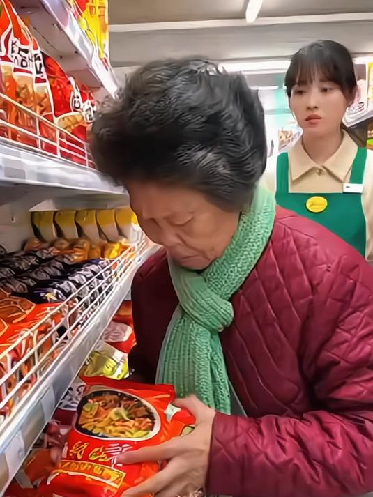 大妈捏方便面上瘾啊