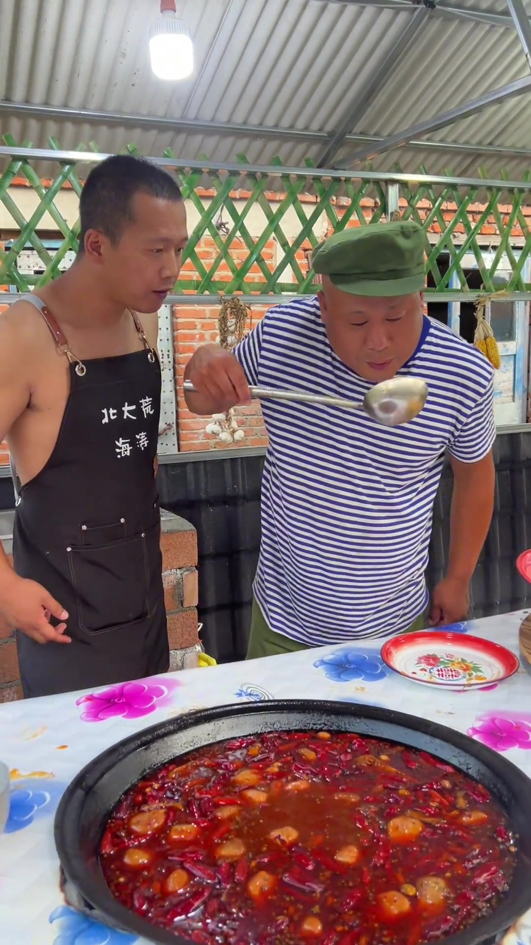 天热怎么办，那就来一顿麻辣鸭货顶一顶