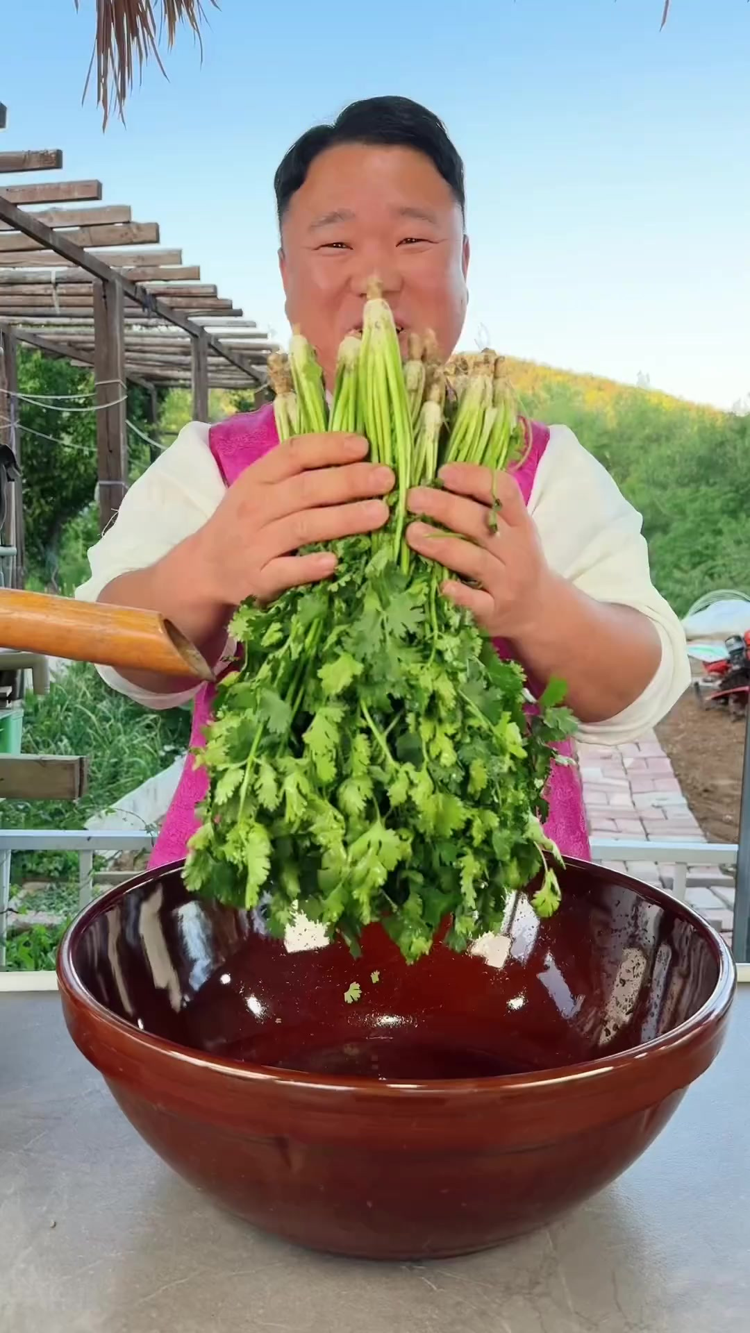 这个腌香菜咸菜嘎嘎好吃还简单,再也不用担心家里没有小咸菜吃了