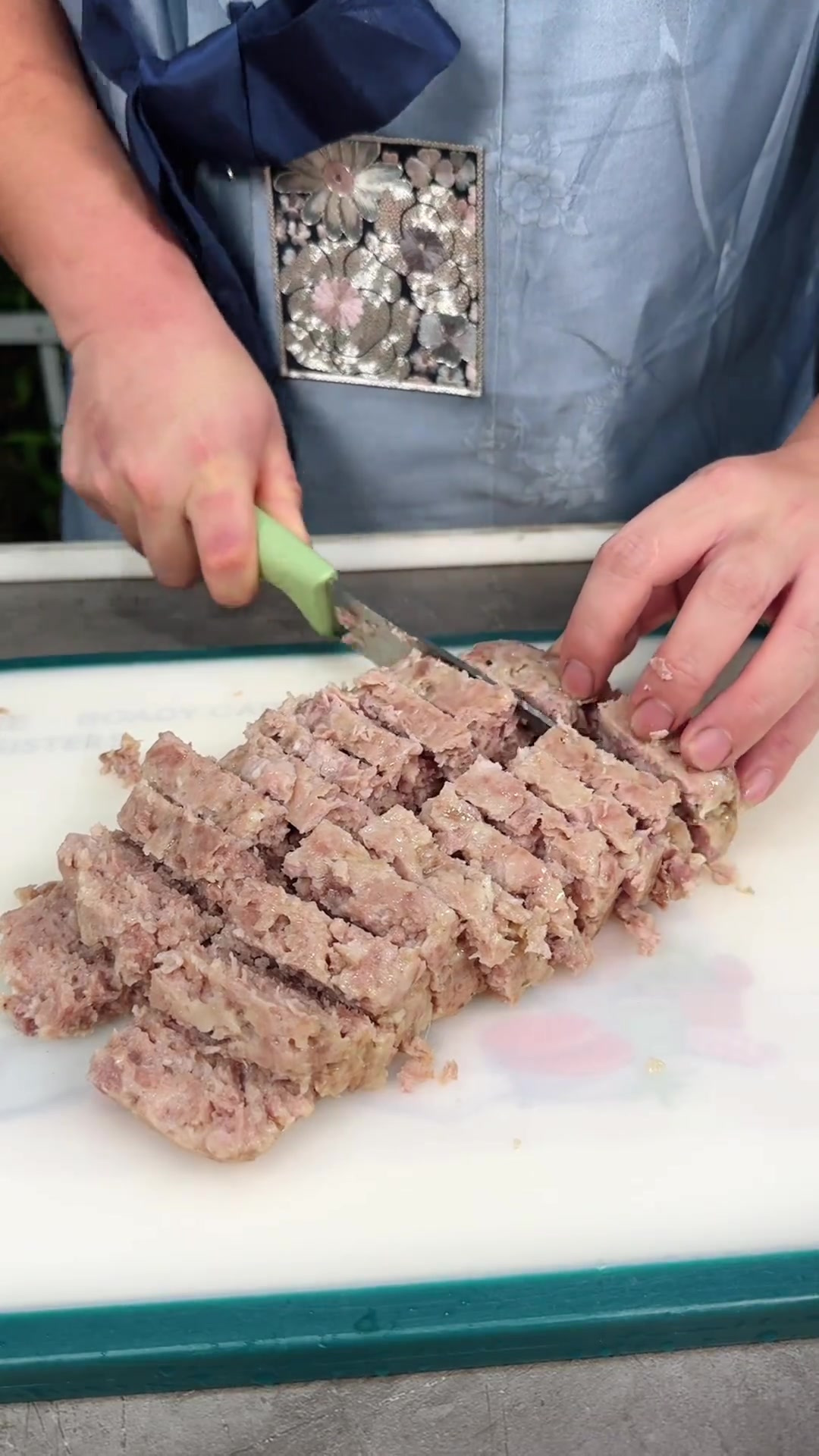 自己在家里做的午餐肉全是肉，做法简单，吃着也干净