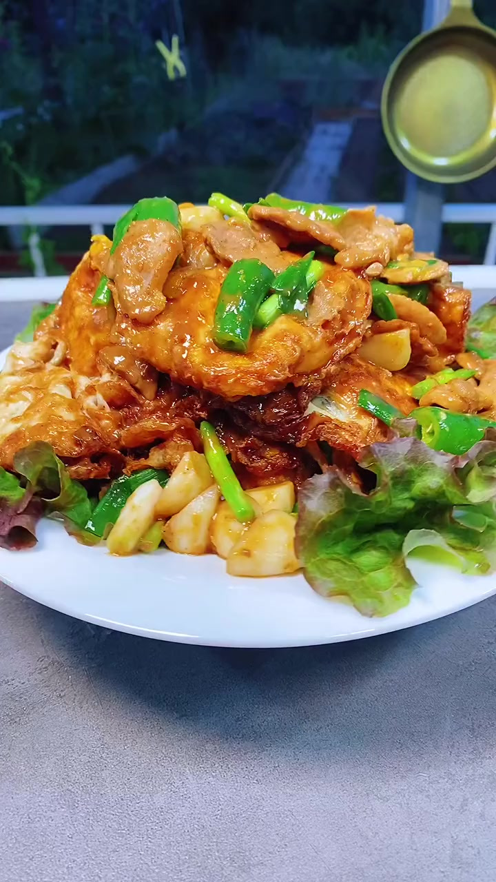 荷包蛋还能炒肉听都没听过吧,这是我以前在海对面和师傅学的