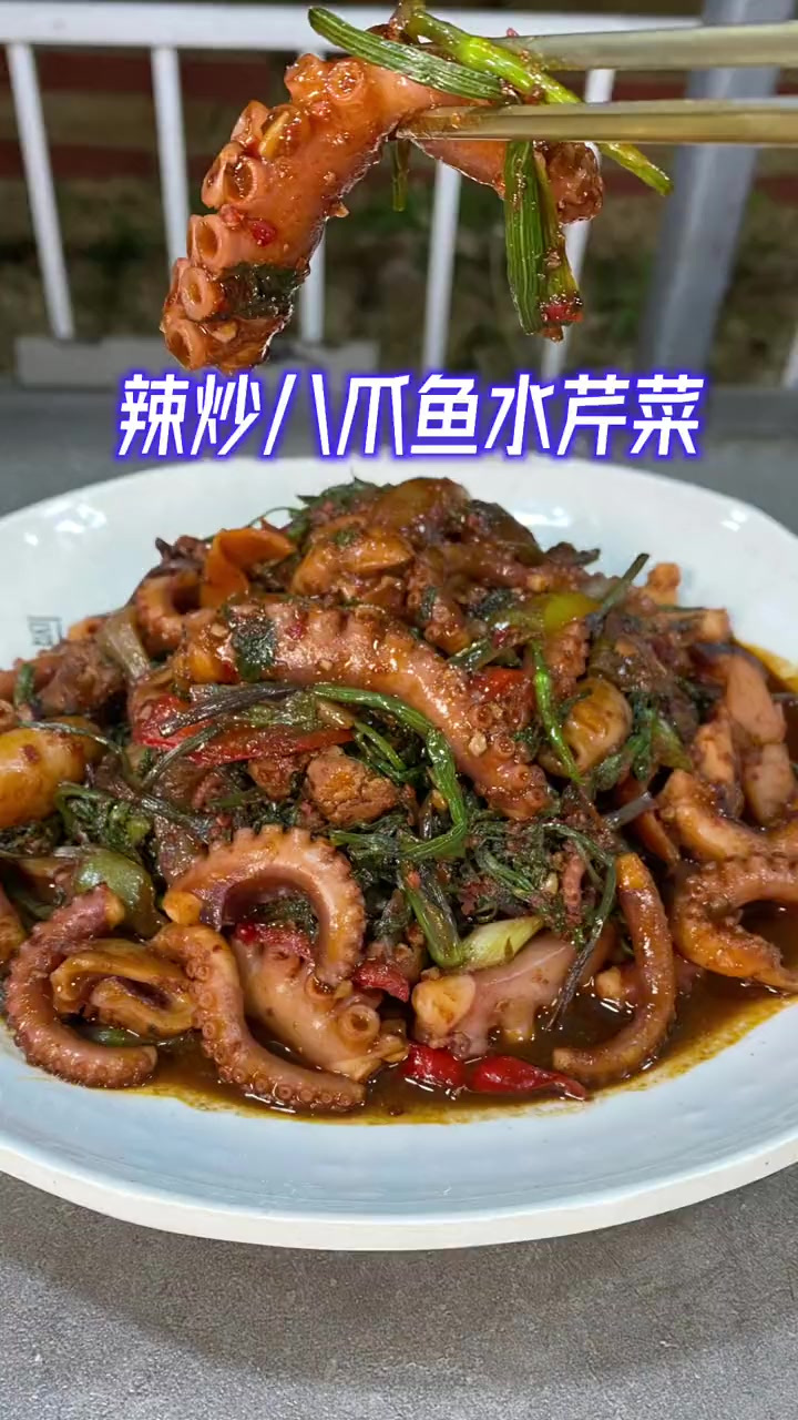 周末何必出去挤呢,上小河边整点水芹菜