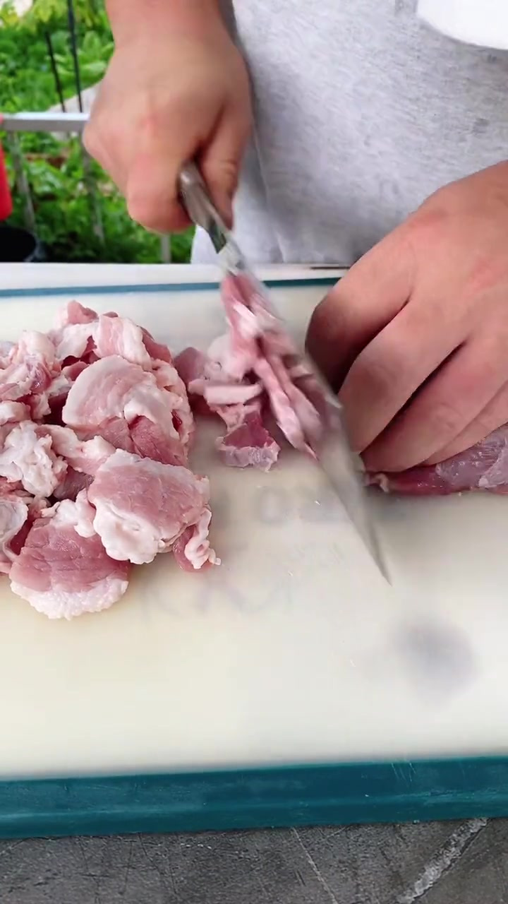 天气热想吃肉就试试这个凉拌五花肉吧，好吃到根本停不下来