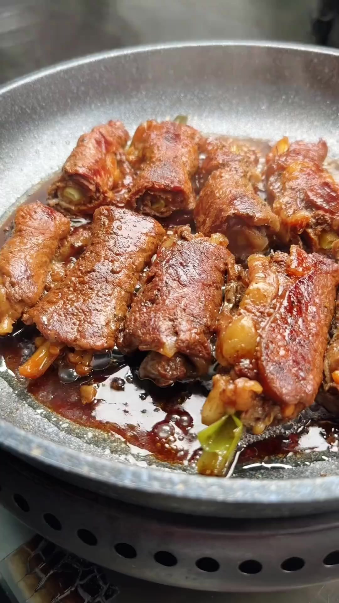 香煎牛肉卷，牛上脑肉卷上蔬菜，煎到外焦里嫩，在烹上酱汁