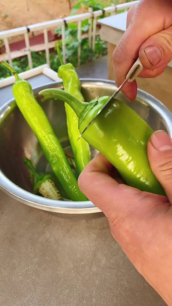 用朝鲜族做法做的辣椒酿肉,肉馅饱满裹满酱汁咬上一口满口留香