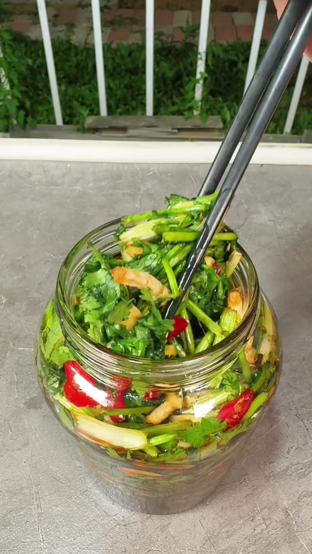 这个腌香菜咸菜嘎嘎好吃还简单，再也不用担心家里没有小咸菜吃了