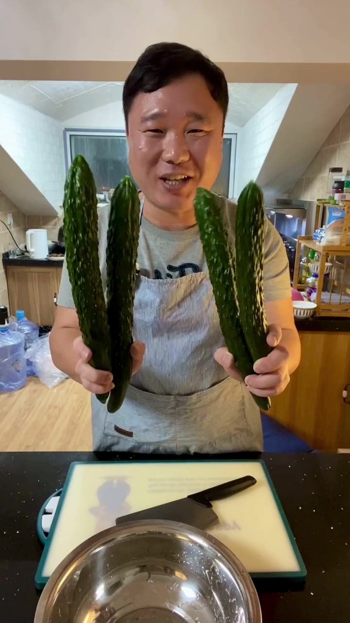 像我这么炒黄瓜，真的是黄瓜清香加肉香，那是杠杠下饭啊
