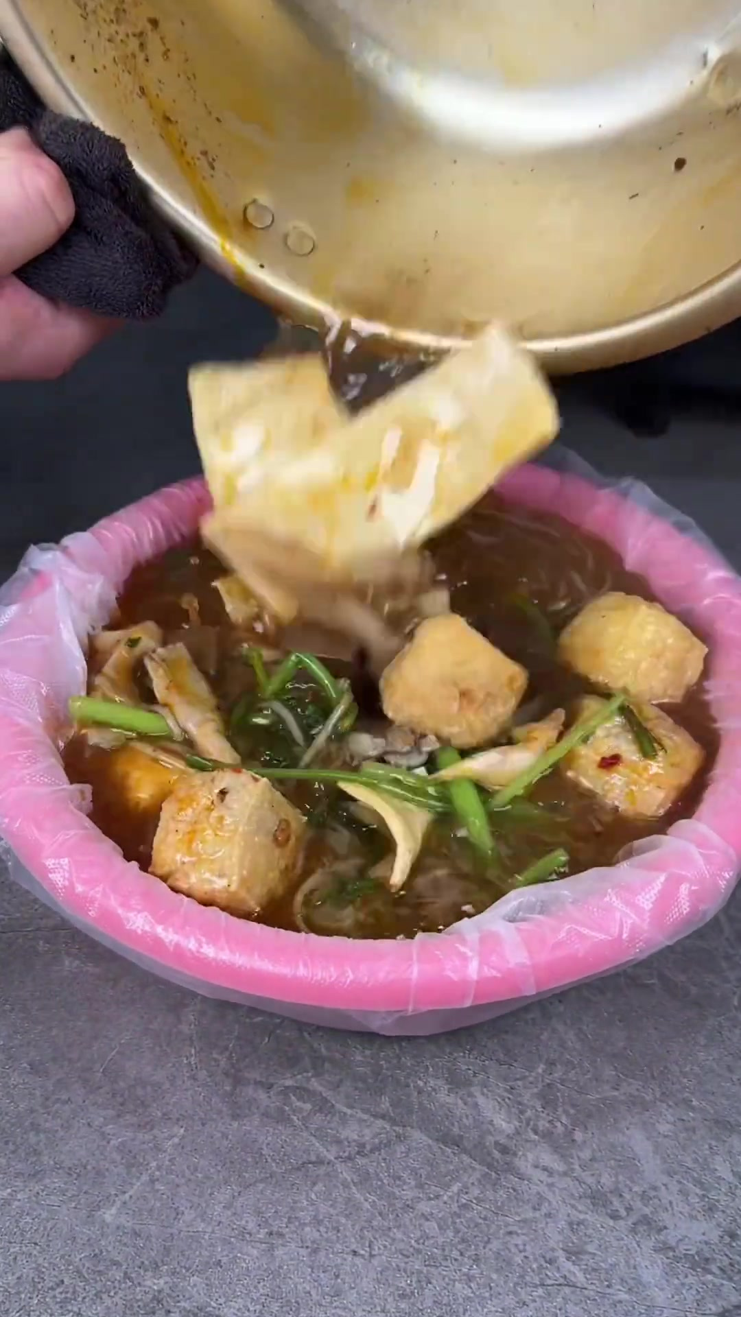 一位师傅教给我的东北老式麻辣烫做法，建议普及一下