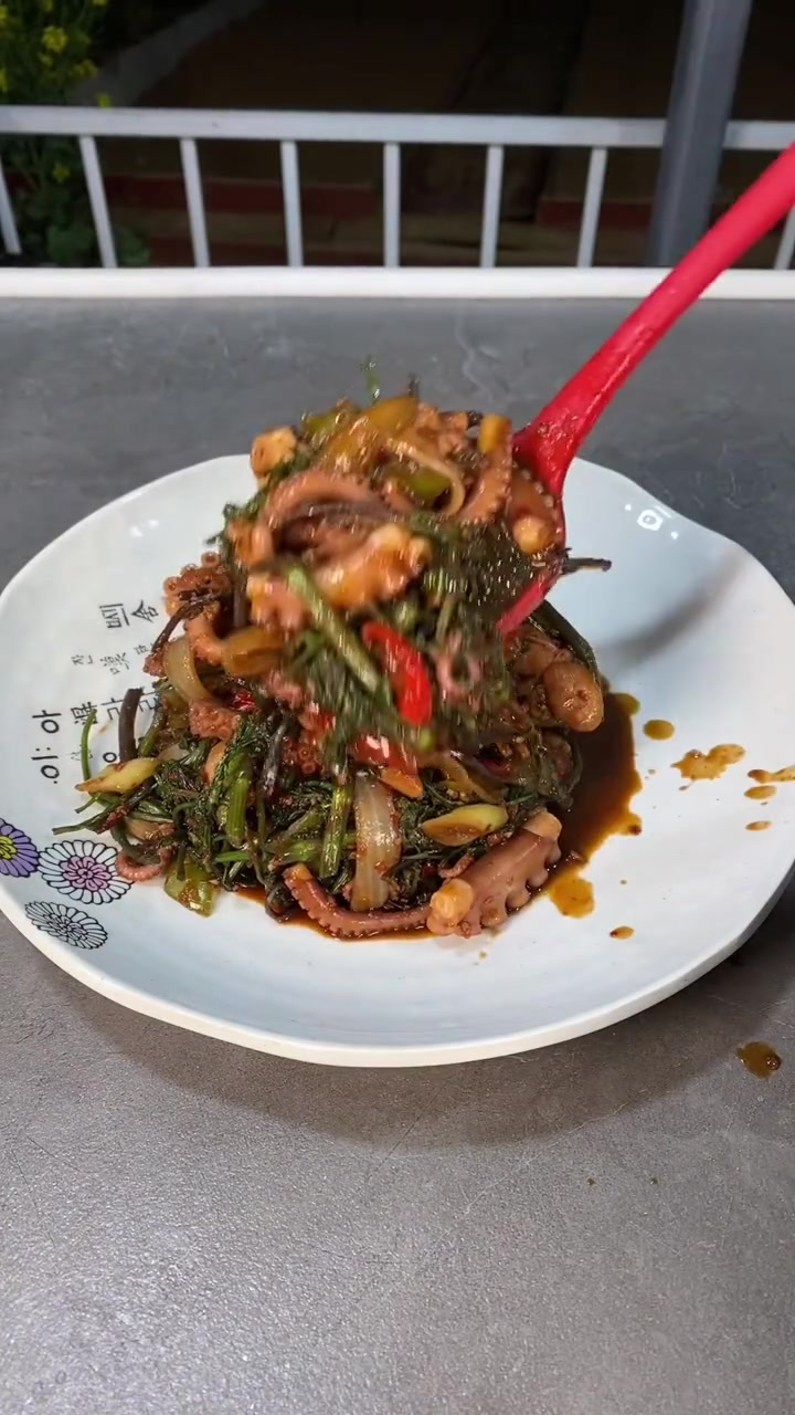 周末何必出去挤呢，上小河边整点水芹菜