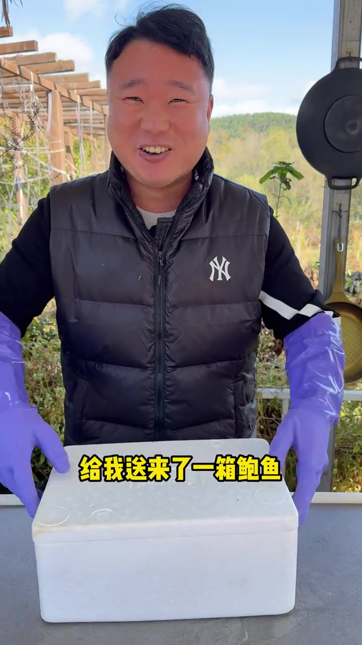 漂亮姐姐送来一大箱活鲍鱼，做成熟腌酱鲍鱼，轻松实现鲍鱼自由